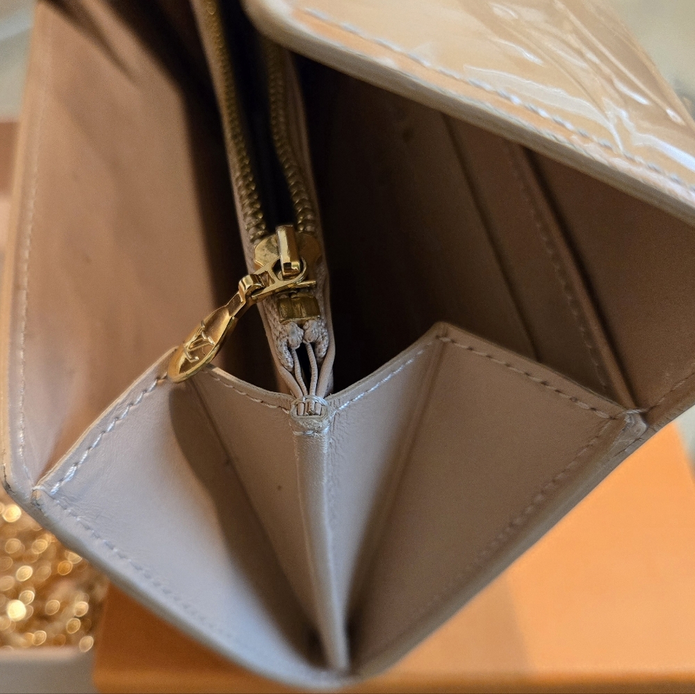 LouisVuitton Sarah patent leather wallet With COA& complimentary Crossbody Chain - Picture 17 of 17